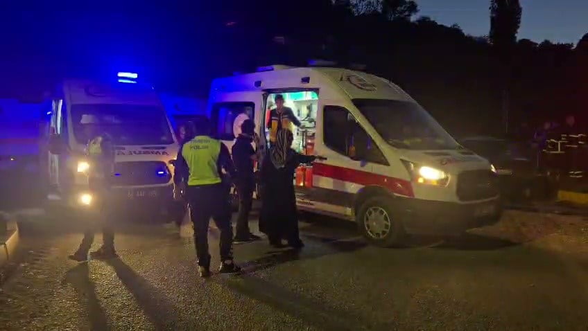 ZONGULDAK'TA İKİ ARACIN KAVŞAKTA ÇARPIŞTIĞI KAZADA 6 KİŞİ YARALANDI. YARALILAR İLK MÜDAHALELERİNİN...