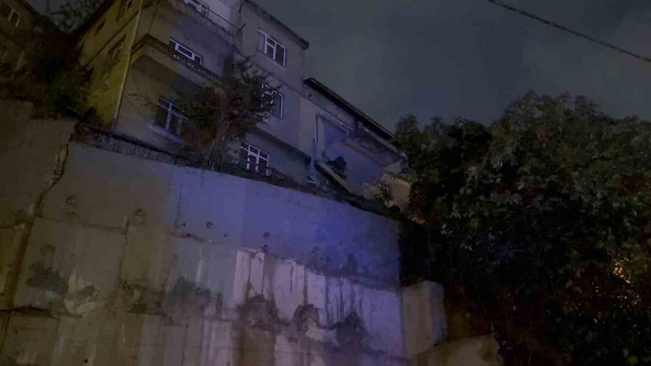 ZONGULDAK'TA İKİ KATLI BİR BİNADA KISMİ GÖÇÜK MEYDANA GELDİ. İHBAR ÜZERİNE POLİS VE İTFAİYE...