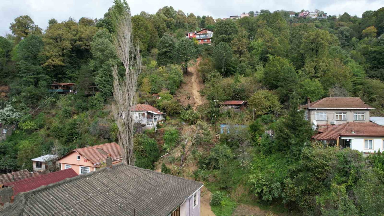 ZONGULDAK'TA ŞİDDETLİ YAĞIŞLARIN ARDINDAN MEYDANA GELEN HEYELANDA YAMAÇTAN KOPAN TOPRAK VE AĞAÇ...