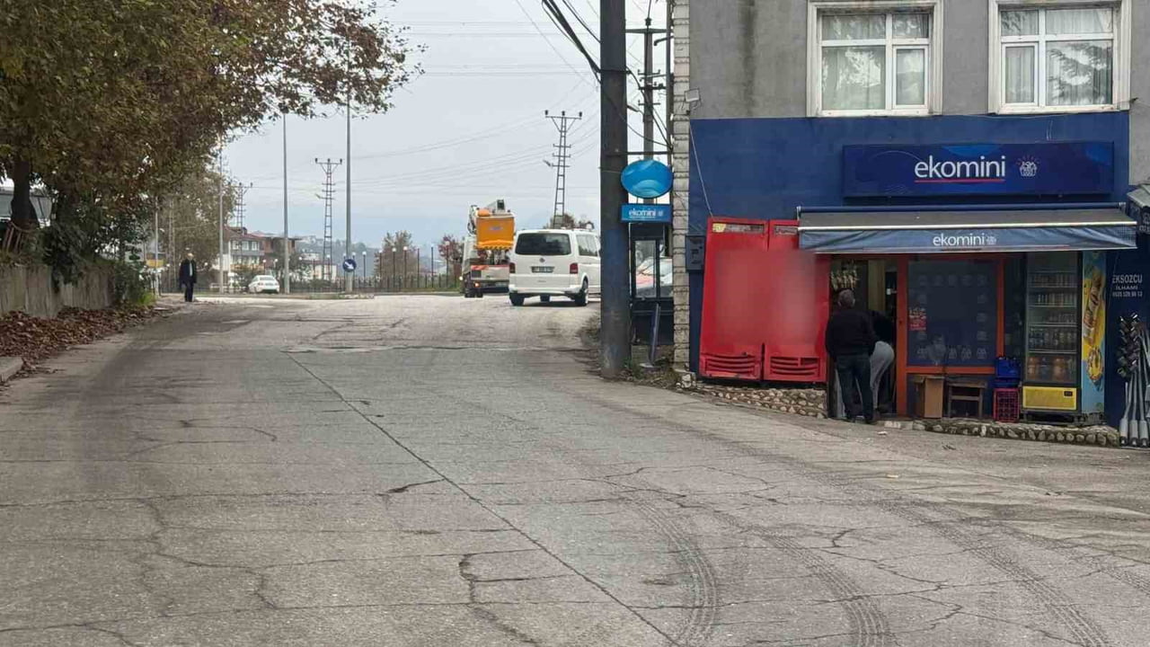 ZONGULDAK (İHA) - ZONGULDAK’IN ALAPLI İLÇESİNDE GECE SAATLERİNDE BİR TEKEL BAYİSİNİN CAMINI...