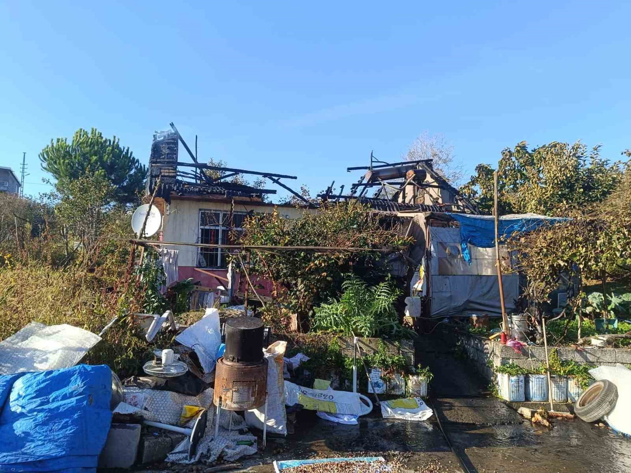ZONGULDAK (İHA) - ZONGULDAK’IN ALAPLI İLÇESİNE BAĞLI KEFKEN KÖYÜNDE TEK KATLI BİR EVİN ÇATI...