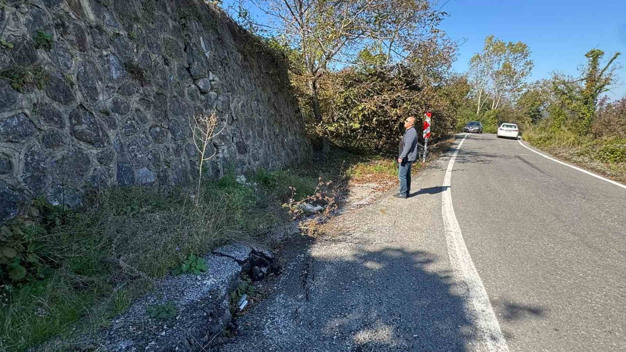 ZONGULDAK (İHA) - ZONGULDAK’TA ETKİLİ OLAN AŞIRI YAĞIŞLARIN ARDINDAN ALAPLI-ORMANLI KARA YOLUNUN...