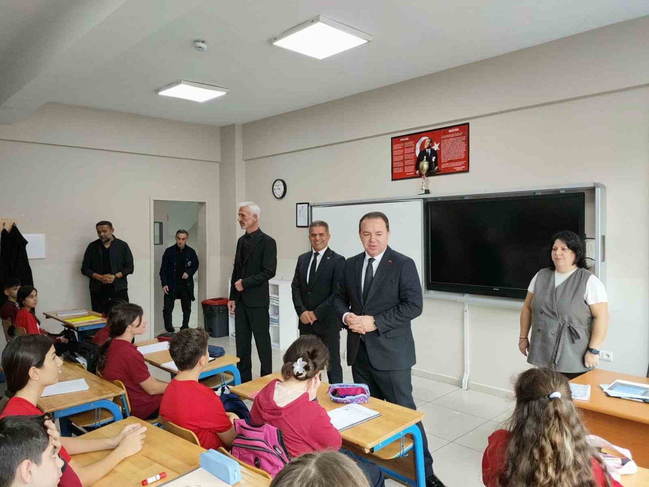 ZONGULDAK İL MİLLİ EĞİTİM MÜDÜRÜ UYGAR KESKİN, GAZİ ORTAOKULUNDA DÜZENLENEN BAYRAK TÖRENİNE...