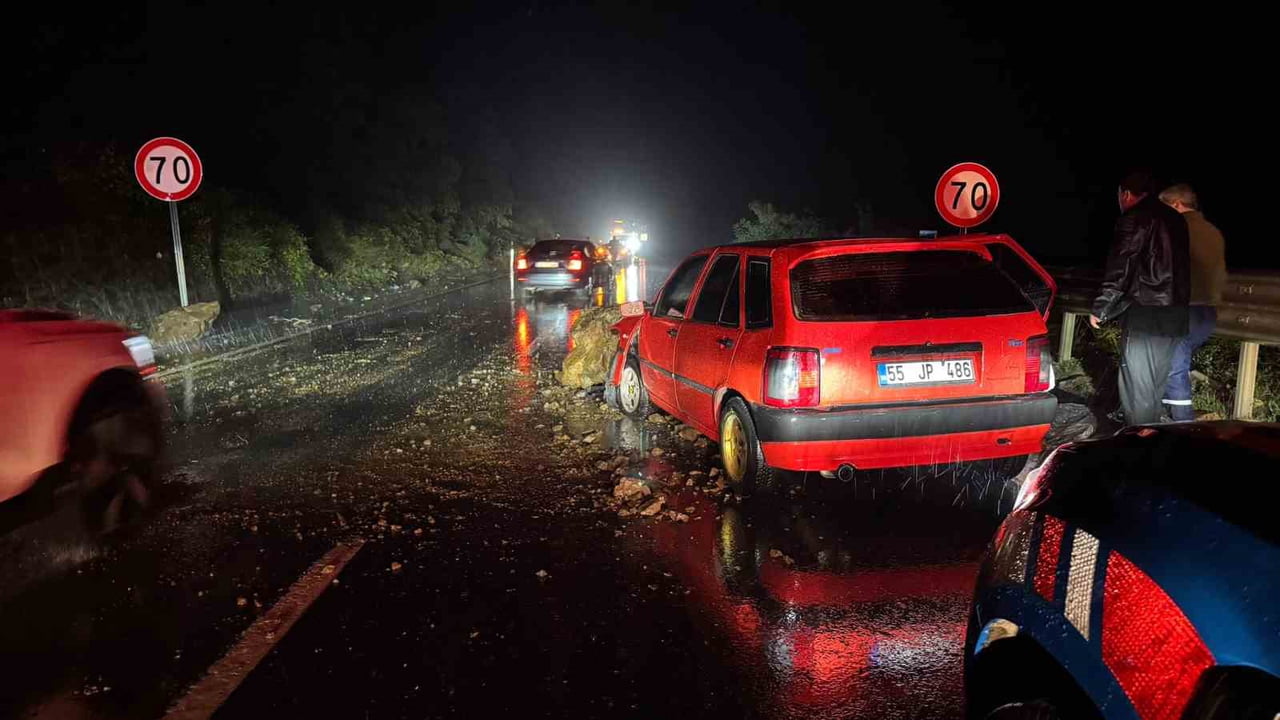 ZONGULDAK’IN ALAPLI İLÇESİNDE ETKİLİ OLAN YAĞIŞIN ARDINDAN YAMAÇTAN KOPAN KAYA PARÇALARI, SEYİR...