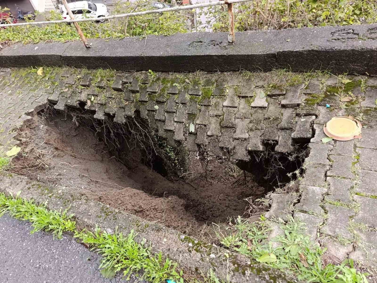 ZONGULDAK’IN KARADENİZ EREĞLİ İLÇESİNDE ETKİLİ OLAN ŞİDDETLİ YAĞIŞ VE RÜZGÂRIN ARDINDAN KALDIRIMDA...