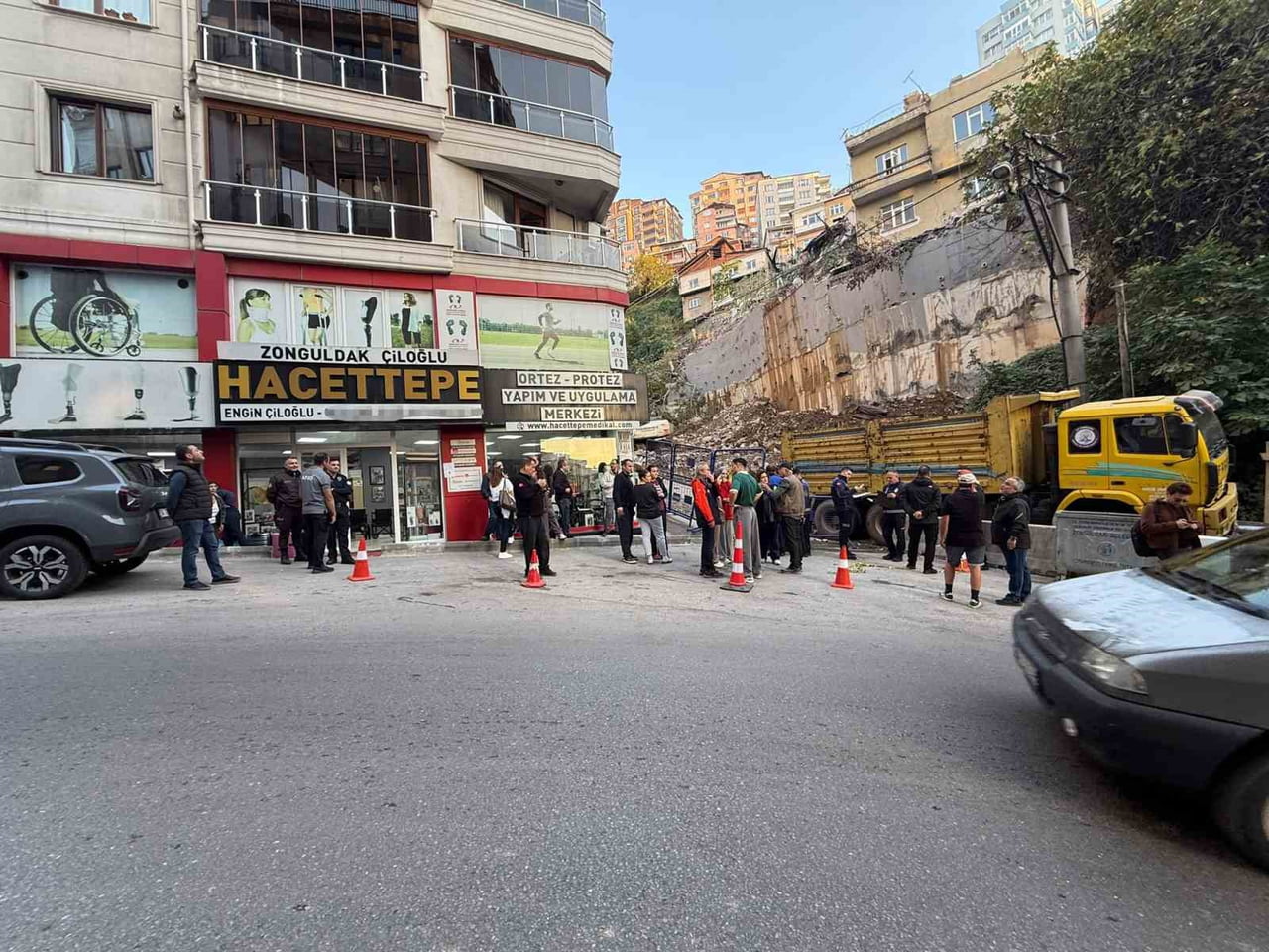 ZONGULDAK’TA ÇÖKEN BİNANIN ARDINDAN BÖLGEDE İNCELEME YAPAN EKİPLER OLAY YERİNİN YAKININDAKİ 6...